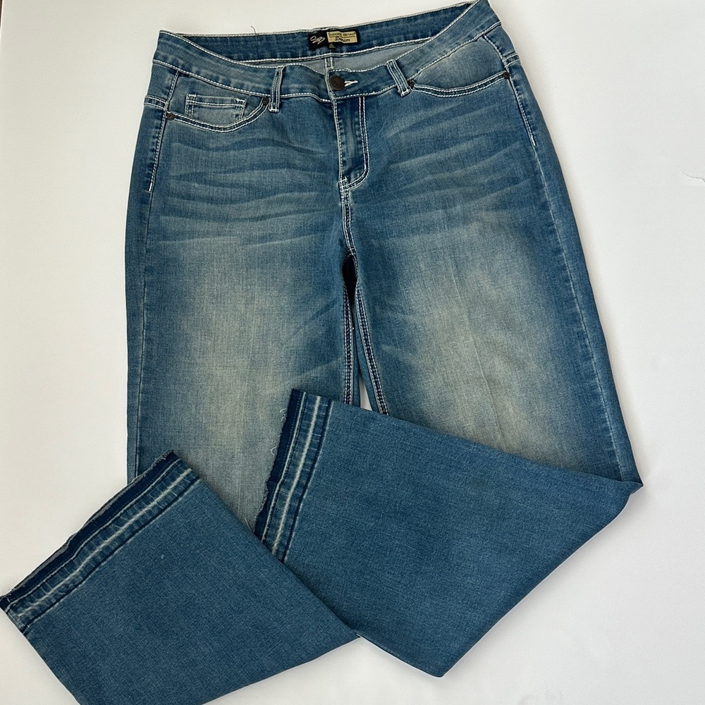 Suzanne Betro Women's Straight Leg 12 Blue Jeans detail on Pockets